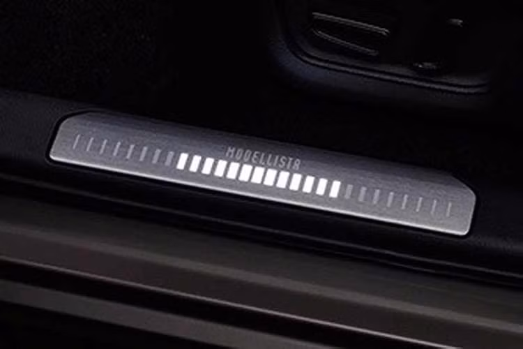 Xe được bổ sung ốp vòm bánh mở rộng, logo trang trí tại chân cột A và bộ mâm 18 inch 7 chấu. Cản sau cũng được làm mới để nhấn mạnh phong cách khỏe khoắn.