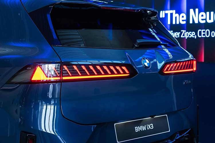 Trang bị an toàn cũng là điểm nhấn của BMW iX3 2026 với hệ thống trợ lái nâng cao ADAS tiêu chuẩn có tên Active Driving Assistant Plus. Hệ thống Highway Assistant cho phép lái rảnh tay trên cao tốc trong thời gian dài là trang bị tùy chọn của xe.