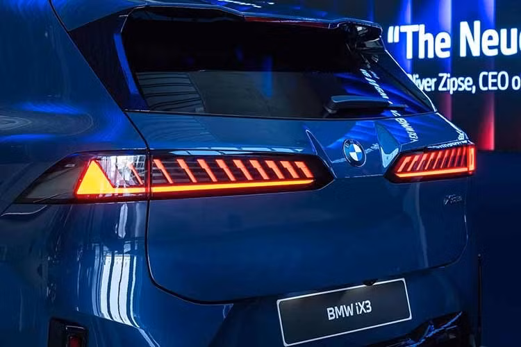 Trang bị an toàn cũng là điểm nhấn của BMW iX3 2026 với hệ thống trợ lái nâng cao ADAS tiêu chuẩn có tên Active Driving Assistant Plus. Hệ thống Highway Assistant cho phép lái rảnh tay trên cao tốc trong thời gian dài là trang bị tùy chọn của xe.