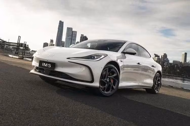 Tất cả các phiên bản của IM5 đều có hệ thống đánh lái bánh sau với biên độ xoay lên tới 12 độ. Giá bán của MG IM5 tại thị trường Thái Lan sẽ được công bố trong triển lãm BIMS 2026 sắp tới. Dự đoán, xe sẽ có giá khởi điểm khoảng 1,299 triệu Baht (tương đương 1,1 tỷ đồng). Với doanh số không mấy khả quan của những mẫu xe điện MG như MG4 EV hay Cyberster ở Việt Nam, khả năng IM5 về nước ta là khá thấp.