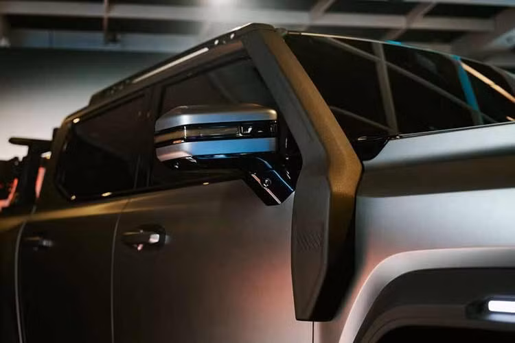 Cần lưu ý rằng mẫu xe concept này có kích thước rất “khủng”, bao gồm chiều dài 5.610 mm, chiều rộng 1.920 mm và chiều cao 1.925 mm. Phiên bản thương mại sẽ không lớn đến vậy, nhưng dự kiến có chiều dài lên đến 5.450 mm, nhỉnh hơn khoảng 80 mm so với Ford Ranger cùng phân khúc.