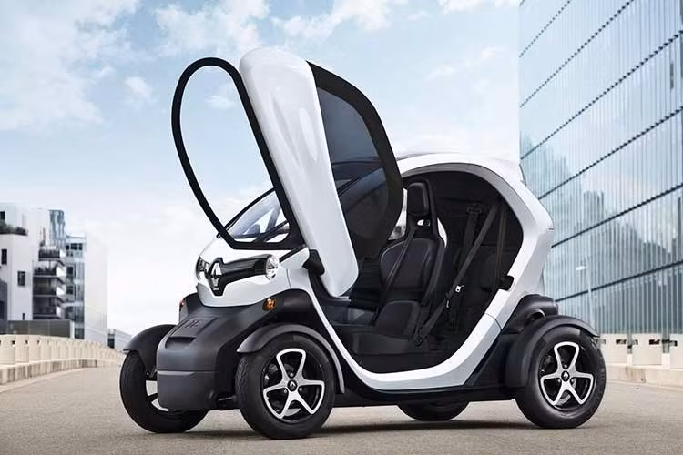 Trước khi gây bão với bản độ Twizy, DM Performance đã từng tạo ra những dự án điên rồ không kém, điển hình là chiếc Citroen Ami cũng được trang bị “trái tim” của Stark Varg. Tuy nhiên, họ đánh giá hệ dẫn động cầu sau của Twizy là nền tảng hoàn hảo hơn cho việc drift.
