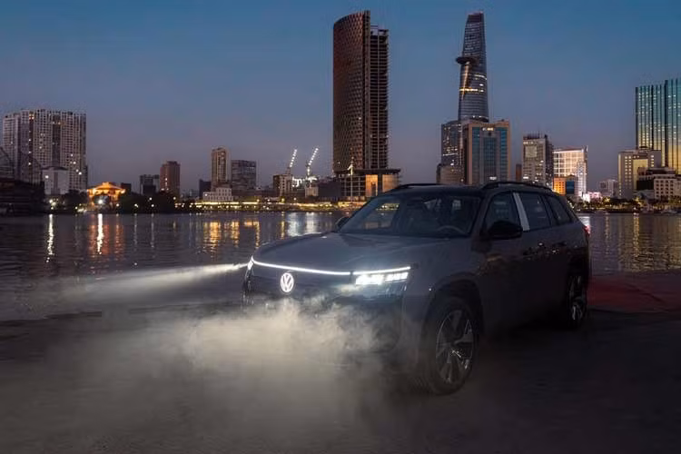 Volkswagen Việt Nam vừa công bố nhận đặt hàng sớm cho mẫu xe gầm cao cỡ lớn Teramont Pro 2026 mới với hai tùy chọn cấu hình. Phiên bản tiêu chuẩn Teramont Pro có giá dự kiến 2,799 tỷ đồng, đi kèm bốn màu sơn ngoại thất gồm trắng, đen, tím và xanh.