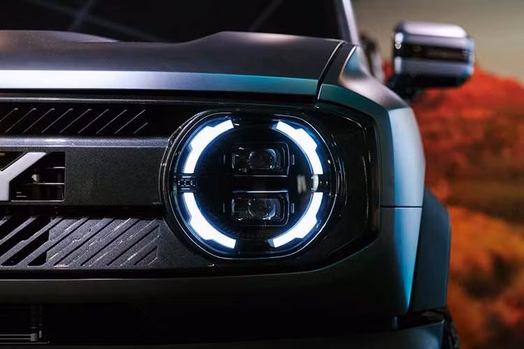 Có thể thấy điều này qua phần đầu xe bán tải Chery KP31 được thiết kế phẳng với lưới tản nhiệt kéo dài toàn chiều ngang, đèn pha tròn và cản trước bằng nhựa to bản, gợi nhớ mạnh mẽ tới mẫu xe việt dã của Mỹ.