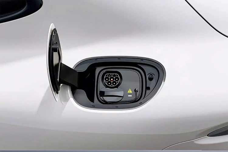 Tại thị trường Thái Lan, MG IM5 dự kiến sẽ có 2 phiên bản là Long Range RWD và Top. Trong đó, bản Long Range RWD dùng 1 mô-tơ điện mạnh 407 mã lực và 500 Nm, kết hợp với pin NMC có dung lượng 100 kWh do CATL cung cấp. Khả năng tăng tốc từ 0-100 km/h của bản này là 4,9 giây, tốc độ tối đa đạt 220 km/h trong khi phạm vi di chuyển tối đa là 770 km theo tiêu chuẩn NEDC.