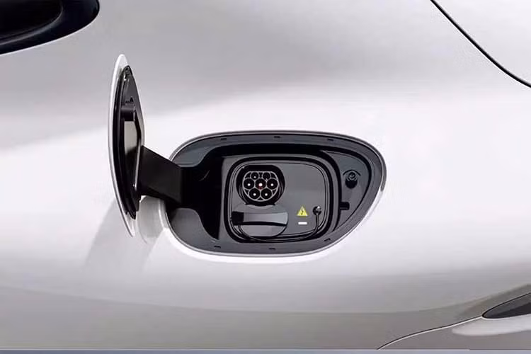 Tại thị trường Thái Lan, MG IM5 dự kiến sẽ có 2 phiên bản là Long Range RWD và Top. Trong đó, bản Long Range RWD dùng 1 mô-tơ điện mạnh 407 mã lực và 500 Nm, kết hợp với pin NMC có dung lượng 100 kWh do CATL cung cấp. Khả năng tăng tốc từ 0-100 km/h của bản này là 4,9 giây, tốc độ tối đa đạt 220 km/h trong khi phạm vi di chuyển tối đa là 770 km theo tiêu chuẩn NEDC.