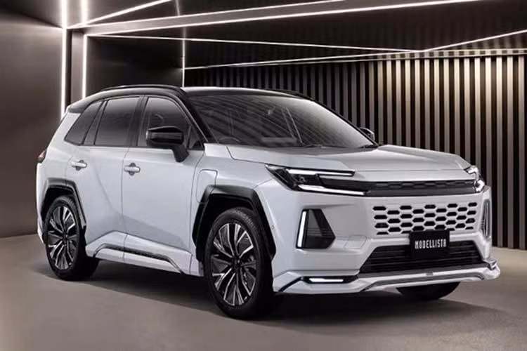 Gói độ chính hãng Modellista cho Toyota RAV4 2026 phiên bản Adventure và Z của dòng HEV/PHEV hướng đến phong cách thể thao hơn với cản trước mới tích hợp đèn LED, kèm theo dải đèn trang trí đặt dưới cụm đèn sương mù, tự động phát sáng khi khởi động xe.
