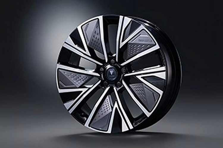 Lưới tản nhiệt được thiết kế lại, đồng điệu với các chi tiết hình lục giác ở phần đầu xe, tạo tổng thể hiện đại và sắc sảo hơn. Khu vực thân xe cũng được tinh chỉnh với ốp gương tạo hình nổi, ốp sườn mới cùng bộ mâm hợp kim 20 inch phối hai tông màu đen và xám kim loại bóng.