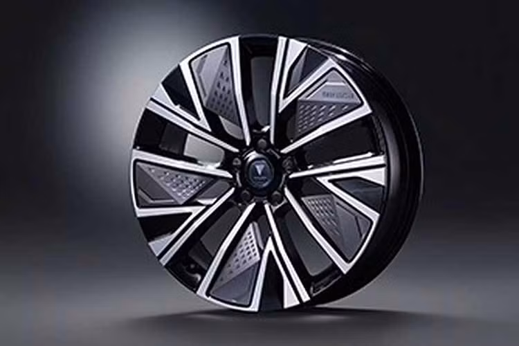 Lưới tản nhiệt được thiết kế lại, đồng điệu với các chi tiết hình lục giác ở phần đầu xe, tạo tổng thể hiện đại và sắc sảo hơn. Khu vực thân xe cũng được tinh chỉnh với ốp gương tạo hình nổi, ốp sườn mới cùng bộ mâm hợp kim 20 inch phối hai tông màu đen và xám kim loại bóng.