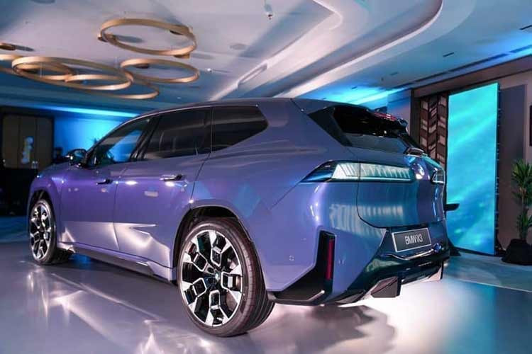 Phạm vi hoạt động sau khi sạc của xe đạt 644 km theo chu trình thử nghiệm EPA tại Mỹ. Bộ sạc nhanh DC 400 kW cho phép xe chạy thêm 370 km chỉ sau 10 phút sạc. Thời gian sạc từ 10% lên 80% là 21 phút.