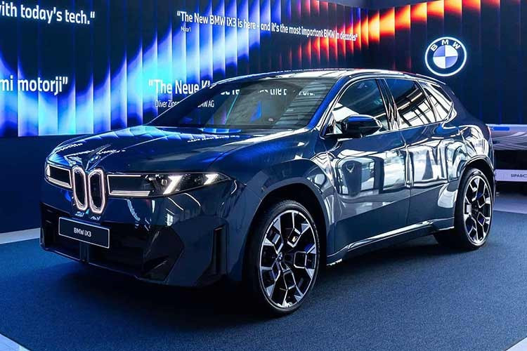 BMW iX3 thế hệ mới đã ra mắt lần đầu tiên vào tháng 9/2025. Đến nay, mẫu xe này đã được chốt lịch trình làng tại thị trường Đông Nam Á. Theo đó, vào ngày 19/3/2026 tới đây, BMW iX3 sẽ được giới thiệu ở thị trường Thái Lan, ngay trước thềm triển lãm Bangkok International Motor Show (BIMS) năm nay.