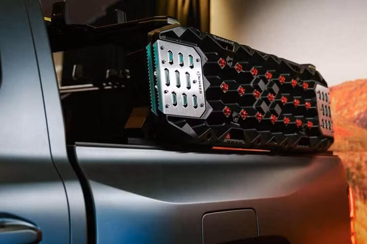 Dưới nắp ca-pô, Chery KP31 cũng đi theo hướng khác biệt so với chuẩn mực phân khúc xe bán tải cỡ trung khi được trang bị hệ truyền động hybrid cắm sạc (PHEV), kết hợp máy dầu và mô-tơ điện. Chery tuyên bố KP31 là xe bán tải đầu tiên trên thế giới sử dụng cấu hình động cơ như thế này.