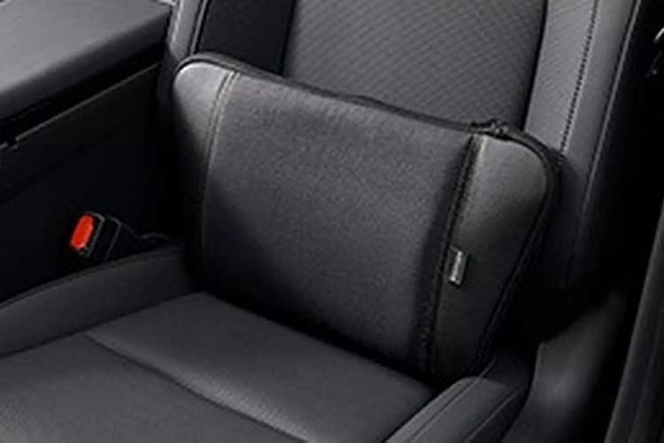 Danh sách phụ kiện còn có ốc biển số mang thương hiệu Modellista, ốp bảo vệ tay nắm cửa, phim cách nhiệt chống tia hồng ngoại, loa Pioneer và rèm che nắng.