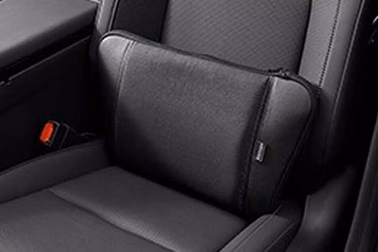 Danh sách phụ kiện còn có ốc biển số mang thương hiệu Modellista, ốp bảo vệ tay nắm cửa, phim cách nhiệt chống tia hồng ngoại, loa Pioneer và rèm che nắng.