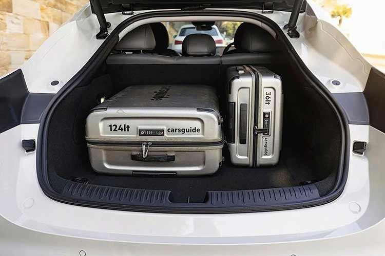 Không gian hàng ghế sau ở mức khá với khoảng để chân rộng và cảm giác thoáng đãng nhờ trần kính lớn. Tầm quan sát phía sau cũng không phải thế mạnh của xe vì ô kính sau hẹp chẳng khác gì siêu xe Ferrari 296 GTB. Khoang hành lý phía sau với cốp đóng/mở chỉnh điện có dung tích tiêu chuẩn 357 lít. Xe có thêm một khoang chứa đồ nhỏ phía trước để chứa cáp sạc và các vật dụng cá nhân.