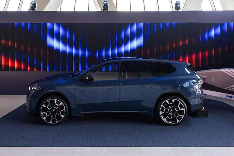 Mẫu SUV điện iX3 đóng quan trọng đối với thương hiệu BMW vì đây là mẫu xe đầu tiên sử dụng nền tảng khung gầm Neue Klasse hoàn toàn mới. Nói cách khác, đây là viên gạch đầu tiên mở ra thời đại Neue Klasse của thương hiệu Đức.