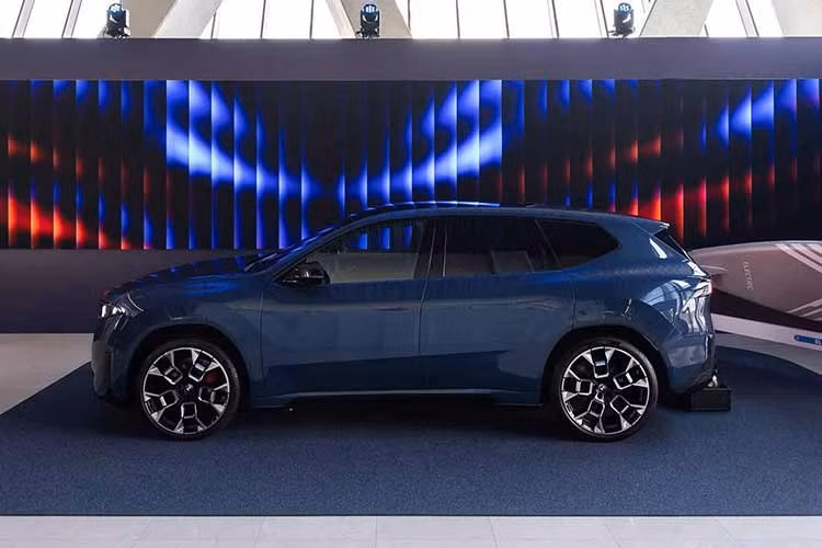 Mẫu SUV điện iX3 đóng quan trọng đối với thương hiệu BMW vì đây là mẫu xe đầu tiên sử dụng nền tảng khung gầm Neue Klasse hoàn toàn mới. Nói cách khác, đây là viên gạch đầu tiên mở ra thời đại Neue Klasse của thương hiệu Đức.