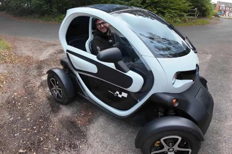 So với Lamborghini Aventador hay Ram TRX, chiếc Twizy bé nhỏ có sức kéo mạnh hơn, trong khi trọng lượng của nó nhẹ hơn gấp nhiều lần. Để lắp vừa khối động cơ mới, các kỹ sư đã phải cắt bỏ khung phụ phía sau và thiết kế hệ thống truyền động bằng xích tùy chỉnh.