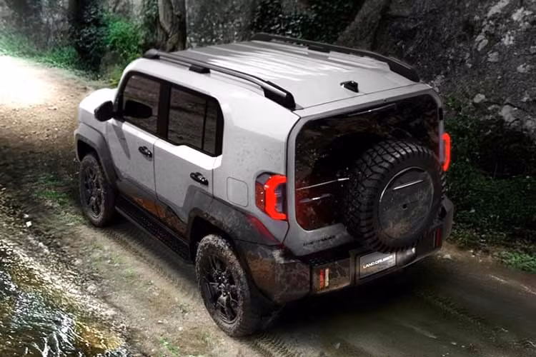 Xe được định vị giữa Corolla Cross và Fortuner, sở hữu kiểu dáng vuông vức đặc trưng, khoảng sáng gầm lớn cùng kết cấu khung gầm rời đúng chất SUV địa hình. Cung cấp sức mạnh cho Land Cruiser FJ là động cơ xăng 2.7L 4 xi-lanh mã 2TR-FE, cho công suất 161 mã lực và mô-men xoắn cực đại 246 Nm, đi kèm hộp số tự động 6 cấp và hệ dẫn động 4 bánh bán thời gian.