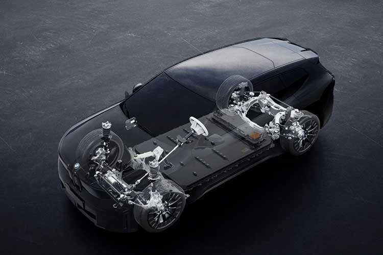 Vào thời điểm hiện tại, BMW iX3 2026 chỉ có 1 phiên bản là iX3 50 xDrive, dùng 2 mô-tơ điện có tổng công suất 463 mã lực và mô-men xoắn cực đại 645 Nm. Xe có thể tăng tốc từ 0-97 km/h trong 4,7 giây và đạt tốc độ tối đa 209 km/h. Thêm vào đó là các chế độ lái Sport, Efficient, Silent và Personal.