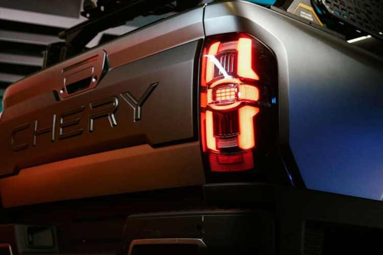 Hệ truyền động của Chery KP31 xoay quanh động cơ diesel tăng áp, dung tích 2.5L với hiệu suất nhiệt lên tới 47%, giúp giảm khoảng 10% mức tiêu thụ nhiên liệu so với bán tải máy dầu thông thường. Hãng cũng cam kết xe có tải trọng 1.000 kg, khả năng kéo 3,5 tấn đúng chuẩn phân khúc, đồng thời giảm 30% độ ồn, rung và xóc (NVH). Phiên bản PHEV xăng-điện dự kiến cũng sẽ được bổ sung cho xe vào năm sau.