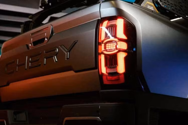 Hệ truyền động của Chery KP31 xoay quanh động cơ diesel tăng áp, dung tích 2.5L với hiệu suất nhiệt lên tới 47%, giúp giảm khoảng 10% mức tiêu thụ nhiên liệu so với bán tải máy dầu thông thường. Hãng cũng cam kết xe có tải trọng 1.000 kg, khả năng kéo 3,5 tấn đúng chuẩn phân khúc, đồng thời giảm 30% độ ồn, rung và xóc (NVH). Phiên bản PHEV xăng-điện dự kiến cũng sẽ được bổ sung cho xe vào năm sau.