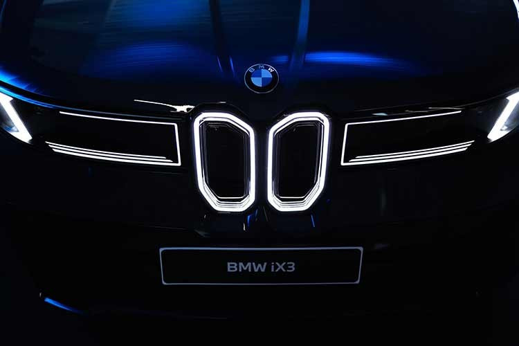 BMW iX3 2026 có kích thước dài x rộng x cao lần lượt 4.783 x 1.895 x 1.636 mm và chiều dài cơ sở 2.898 mm. So với thế hệ cũ, xe dài hơn 49 mm trong khi chiều dài cơ sở tăng 34 mm. Riêng hệ số cản gió đã giảm xuống chỉ còn 0,24 Cd.