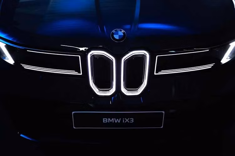 BMW iX3 2026 có kích thước dài x rộng x cao lần lượt 4.783 x 1.895 x 1.636 mm và chiều dài cơ sở 2.898 mm. So với thế hệ cũ, xe dài hơn 49 mm trong khi chiều dài cơ sở tăng 34 mm. Riêng hệ số cản gió đã giảm xuống chỉ còn 0,24 Cd.