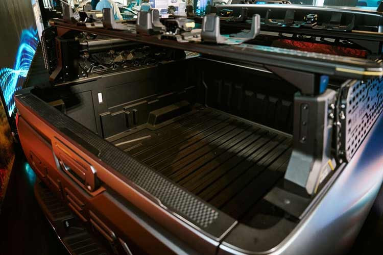 Tất nhiên, khác với Ford Bronco, tân binh của Chery sở hữu thùng hàng cỡ lớn phía sau, tích hợp bậc lên xuống hai bên và cụm đèn hậu đặt dọc mang hơi hướng viễn tưởng. Trên mảng ốp nhựa đen ở cửa thùng còn có dòng chữ Chery dập nổi.