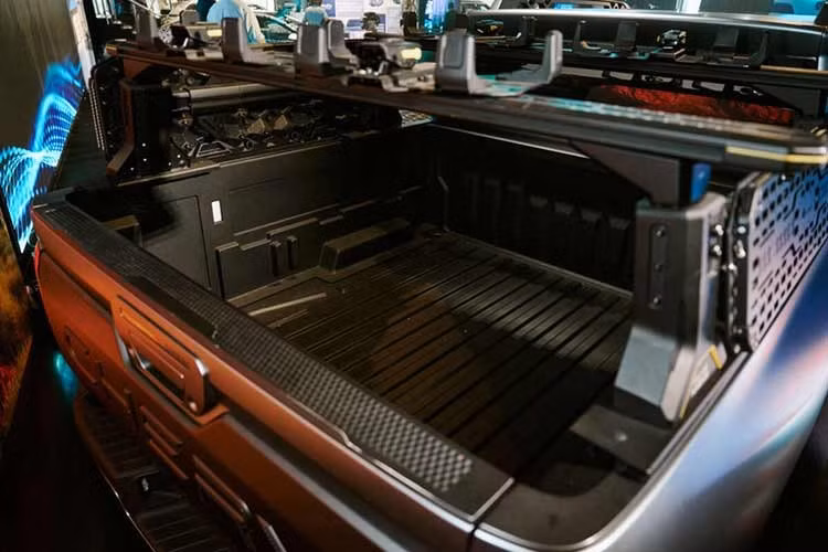 Tất nhiên, khác với Ford Bronco, tân binh của Chery sở hữu thùng hàng cỡ lớn phía sau, tích hợp bậc lên xuống hai bên và cụm đèn hậu đặt dọc mang hơi hướng viễn tưởng. Trên mảng ốp nhựa đen ở cửa thùng còn có dòng chữ Chery dập nổi.