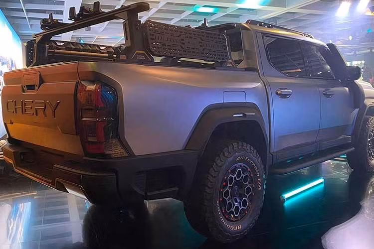 Tuy chỉ là xe concept nhưng KP31 sở hữu thiết kế khá hoàn thiện và như đã sẵn sàng lên dây chuyền sản xuất đại trà. Không khó để nhận ra việc mẫu xe này "vay mượn" khá nhiều chi tiết thiết kế ở ngoại thất. Thậm chí, không quá lời khi nói Chery KP31 trông giống phiên bản bán tải của dòng SUV Ford Bronco đang bán tại Trung Quốc.