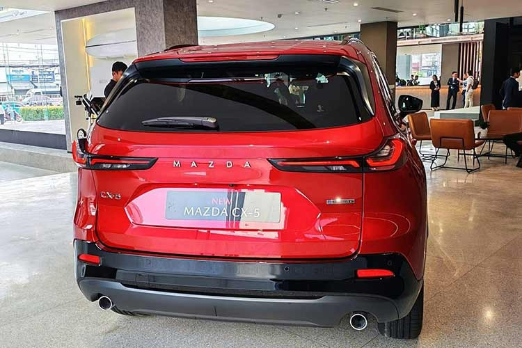 Khoang nội thất của CX-5 2026 cũng được làm mới với cụm đồng hồ kỹ thuật số 10,25 inch sau vô-lăng và màn hình giải trí trung tâm 8 inch. Về vận hành, xe sử dụng động cơ xăng 2.5L kết hợp hệ thống mild-hybrid 24V, đi kèm hộp số tự động 6 cấp và dẫn động cầu trước. Ngoài ra, phiên bản thuần xăng vẫn tiếp tục được duy trì.