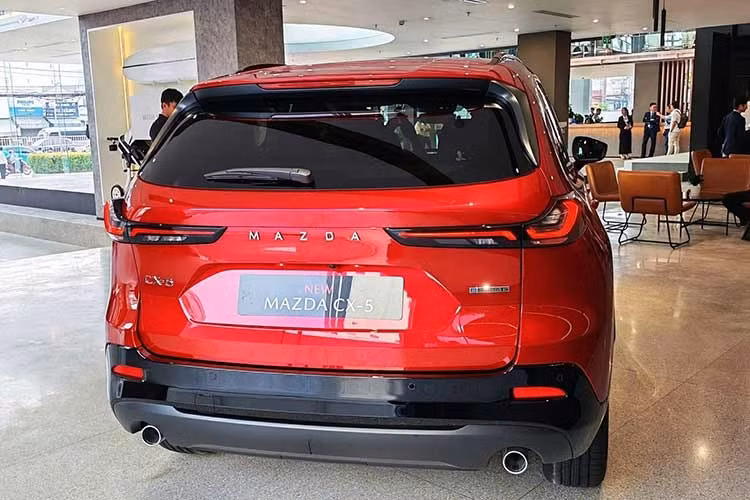 Khoang nội thất của CX-5 2026 cũng được làm mới với cụm đồng hồ kỹ thuật số 10,25 inch sau vô-lăng và màn hình giải trí trung tâm 8 inch. Về vận hành, xe sử dụng động cơ xăng 2.5L kết hợp hệ thống mild-hybrid 24V, đi kèm hộp số tự động 6 cấp và dẫn động cầu trước. Ngoài ra, phiên bản thuần xăng vẫn tiếp tục được duy trì.