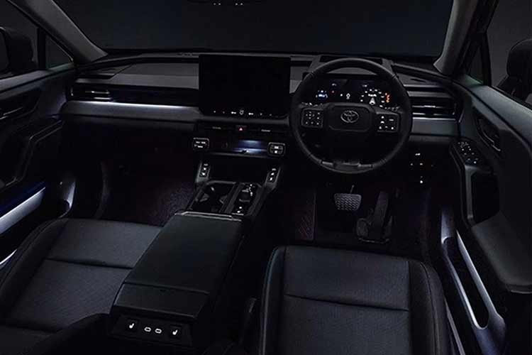 Không chỉ thay đổi bên ngoài, cả hai gói nâng cấp đều bổ sung hệ thống đèn trang trí nội thất tại bảng táp-lô, tapi cửa và bậc lên xuống, đi kèm đèn chiếu sáng khu vực để chân.