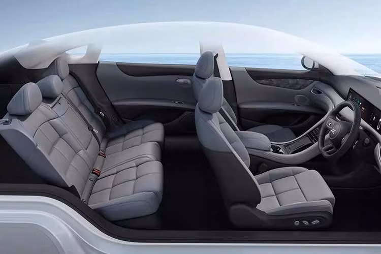 Ngoài ra, nội thất của MG IM5 còn sở hữu trang bị cực kỳ dồi dào. Theo đó, mẫu sedan thuần điện này mnag trên mình những trang bị tiêu chuẩn như ghế chỉnh điện 6 hướng/sưởi/thông gió/hỗ trợ lưng ghế, cửa sổ trời toàn cảnh cách nhiệt cỡ lớn, đèn viền nội thất 256 màu, hộc làm mát dưới bệ tì tay hàng ghế trước và hệ thống khử ồn mặt đường của MG.