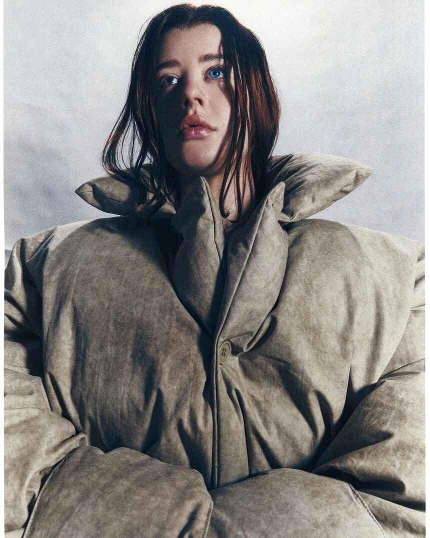 Trên trang Instagram cá nhân có triệu người theo dõi, McDaniel giới thiệu những tác phẩm nghệ thuật đậm tính trừu tượng của mình.