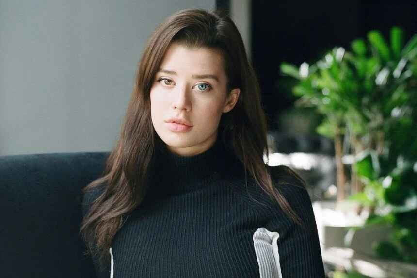 Năm 2015, Sarah McDaniel (sinh năm 1995) nổi lên thành hiện tượng mạng xã hội với đôi mắt hai màu đặc biệt. Cô nàng đến từ Roseville (California, Mỹ) sở hữu mắt phải màu xanh dương và mắt trái màu nâu vàng.