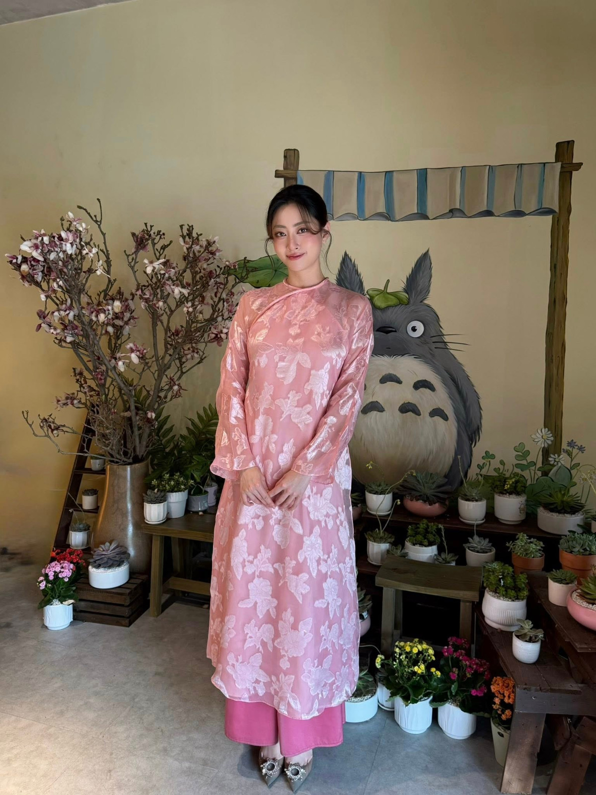 View - Hoa hậu Lương Thùy Linh gây chú ý khi diện áo dài ra sân tennis | Báo Tri thức và Cuộc sống - TIN TỨC PHỔ BIẾN KIẾN THỨC 24H