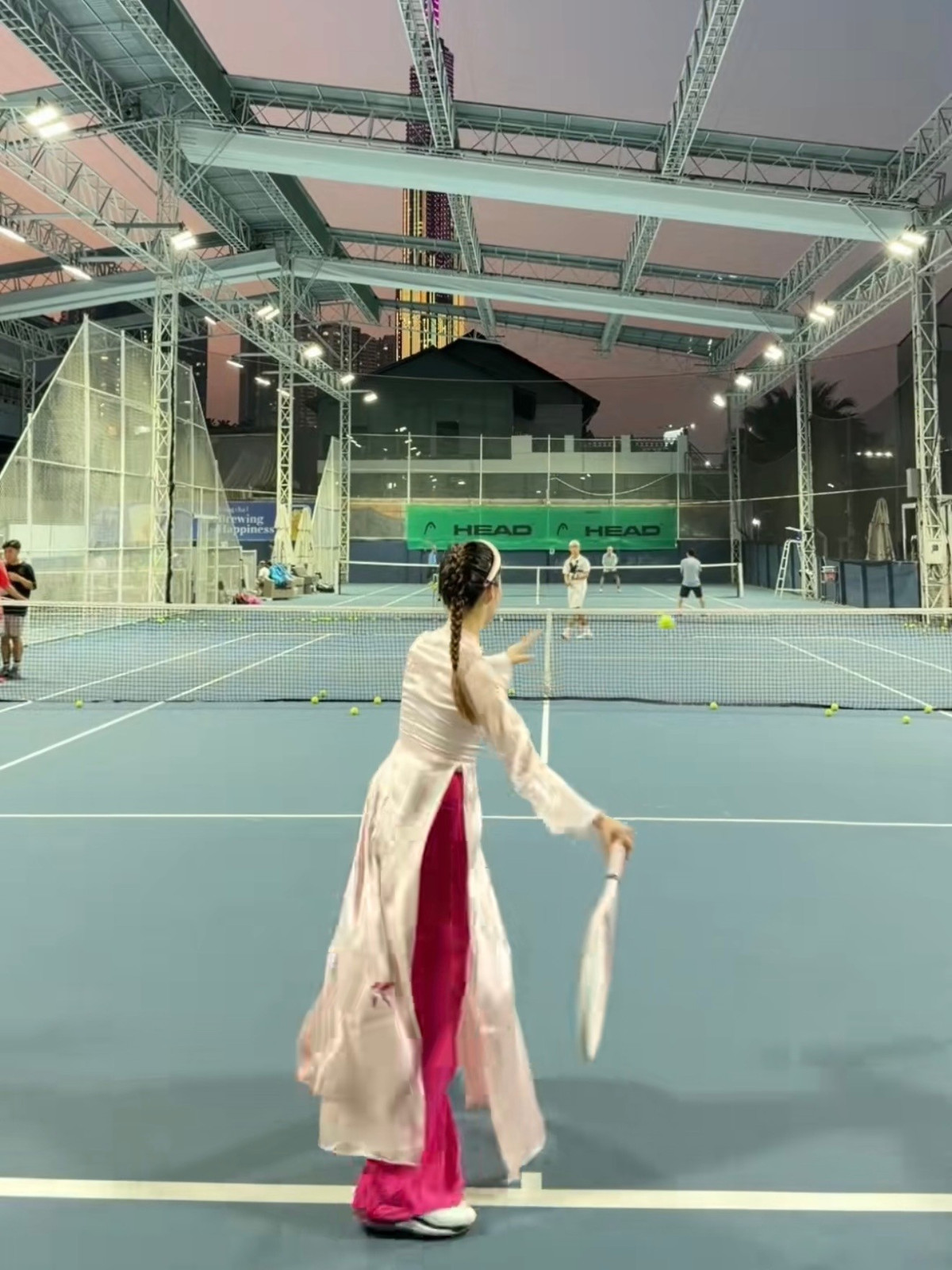 View - Hoa hậu Lương Thùy Linh gây chú ý khi diện áo dài ra sân tennis | Báo Tri thức và Cuộc sống - TIN TỨC PHỔ BIẾN KIẾN THỨC 24H