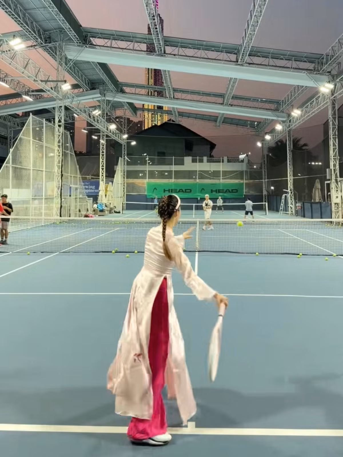 Việc diện áo dài ra sân tennis đầu năm không chỉ đơn thuần là lựa chọn trang phục mang tính ngẫu hứng. Với nhiều khán giả, đây còn là cách Lương Thùy Linh gửi gắm tinh thần khởi đầu năm mới đầy tích cực: vận động, rèn luyện sức khỏe nhưng vẫn giữ gìn và tôn vinh giá trị truyền thống. Trong bối cảnh áo dài ngày càng được biến tấu, xuất hiện trong nhiều không gian hiện đại, hình ảnh này càng trở nên gần gũi và dễ tạo thiện cảm.