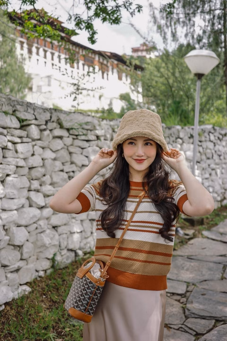 Sau đó, ái nữ họ Trương nhanh chóng lọt vào mắt xanh của các đại gia làng giải trí Mỹ. Cô được một công ty thời trang và một nhà sản xuất phim của Hollywood mời ký hợp đồng đào tạo thành người mẫu - diễn viên chuyên nghiệp.