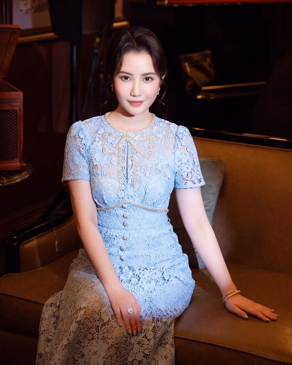 Vẻ đẹp trong sáng cùng phong cách trình diễn tự nhiên đã giúp Primmy Trương nàng lọt top 15 Người mẫu Ảnh và top 4 phần thi Trang phục biển.