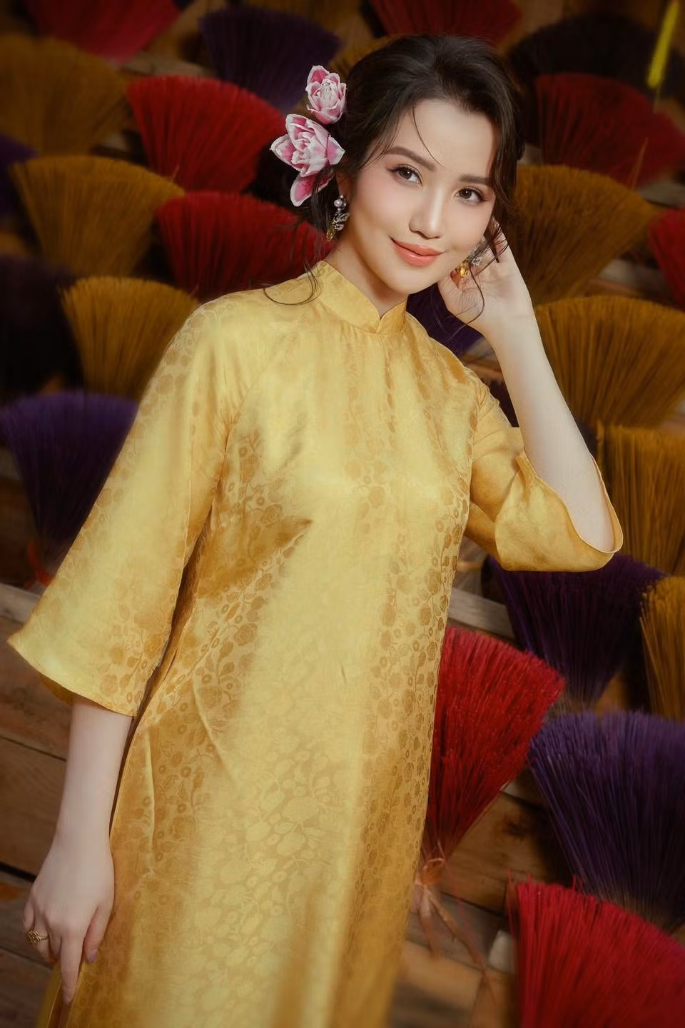 Vợ Phan Thành khi ấy gây ấn tượng với thần thái tươi tắn, trẻ trung, nhan sắc xinh đẹp. Còn thời điểm hiện tại, cô sở hữu nhan sắc cuốn hút, gợi cảm của một phụ nữ trưởng thành.