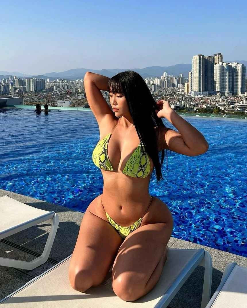 Ngoài công việc người mẫu, Ssun Biki còn là streamer trên nền tảng AfreecaTV, đồng thời đăng nội dung về phong cách sống và cosplay trên YouTube. Tuy nhiên, cô đã tạm ngừng hoạt động trên YouTube khoảng một năm nay.