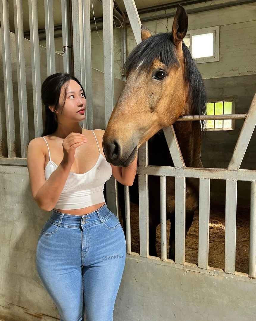 Cô nàng 29 tuổi gây ấn tượng khi khoe dáng trong những thiết kế táo bạo. Để giữ được vóc dáng cân đối, đường cong quyến rũ, cô tập luyện một số bộ môn như gym và pilates.