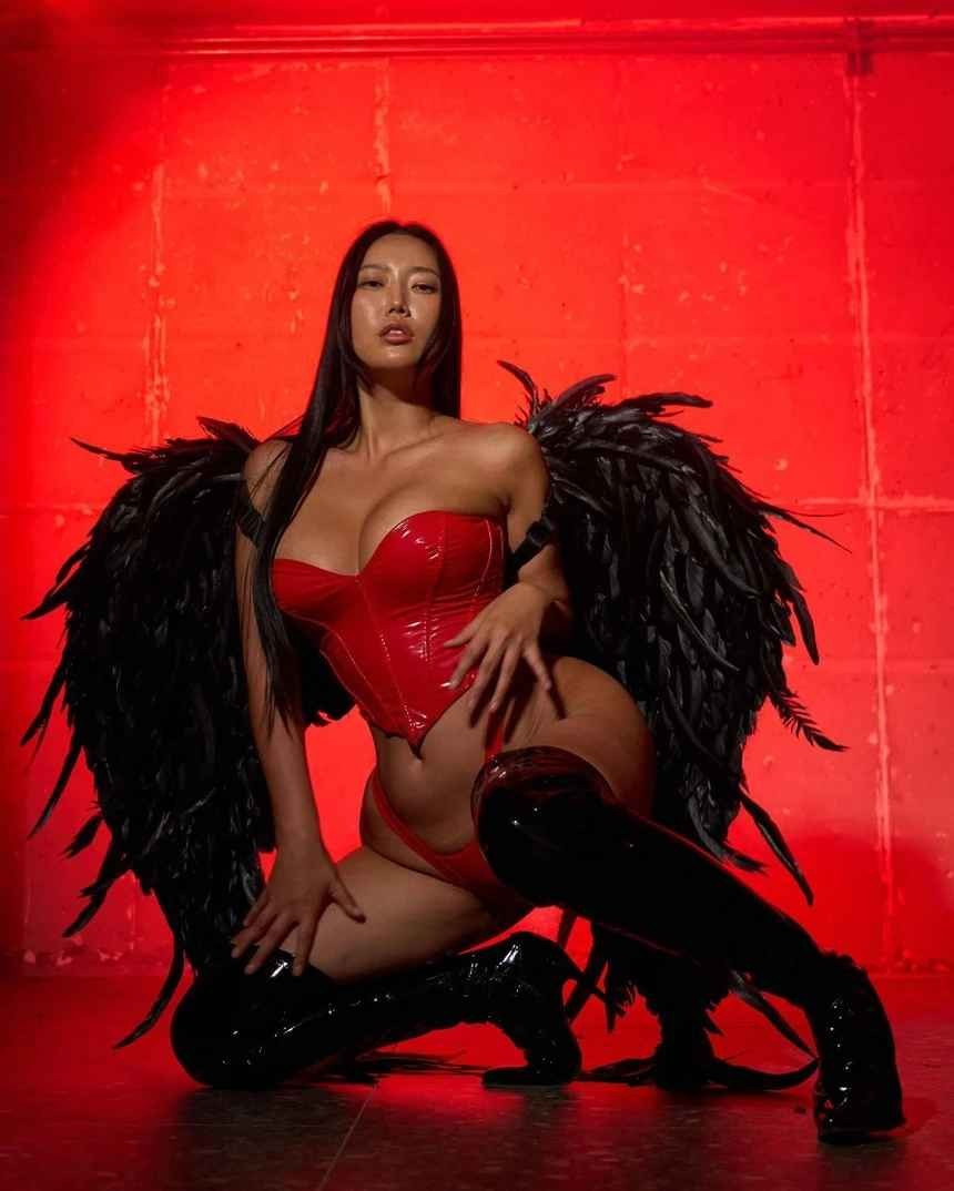 Trước đó, nữ người mẫu ngoại cỡ này giành chiến thắng trong cuộc thi tuyển người mẫu có vóc dáng tự nhiên (Maxim Natural Size Model) của Maxim Korea.