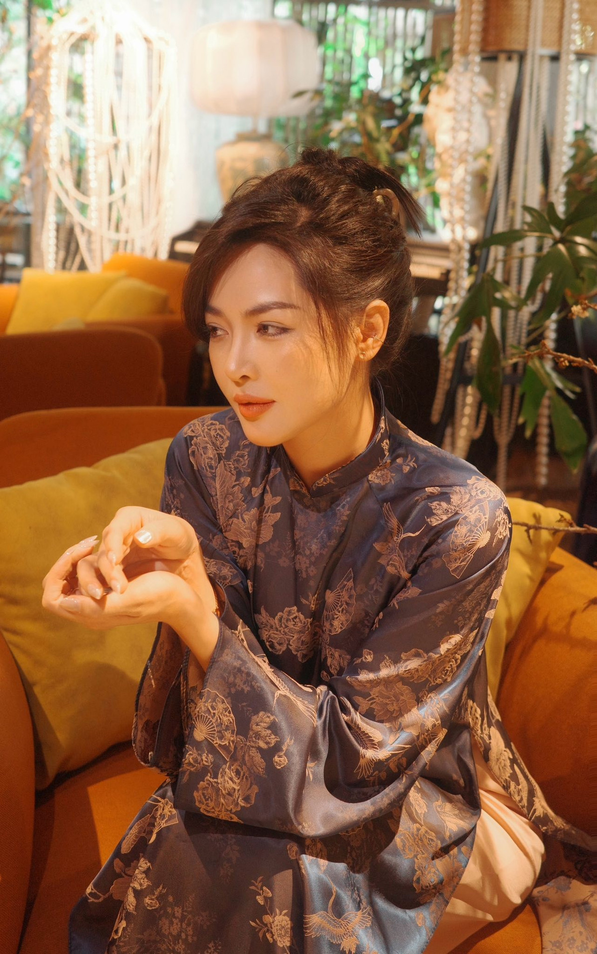 Qua ống kính, dễ nhận thấy đường nét gương mặt của Vũ Thanh Quỳnh hiện tại đã trở nên cân đối và hài hòa hơn: phần xương hàm gọn gàng, sống mũi cao thanh, đôi mắt có chiều sâu và thần thái cuốn hút.