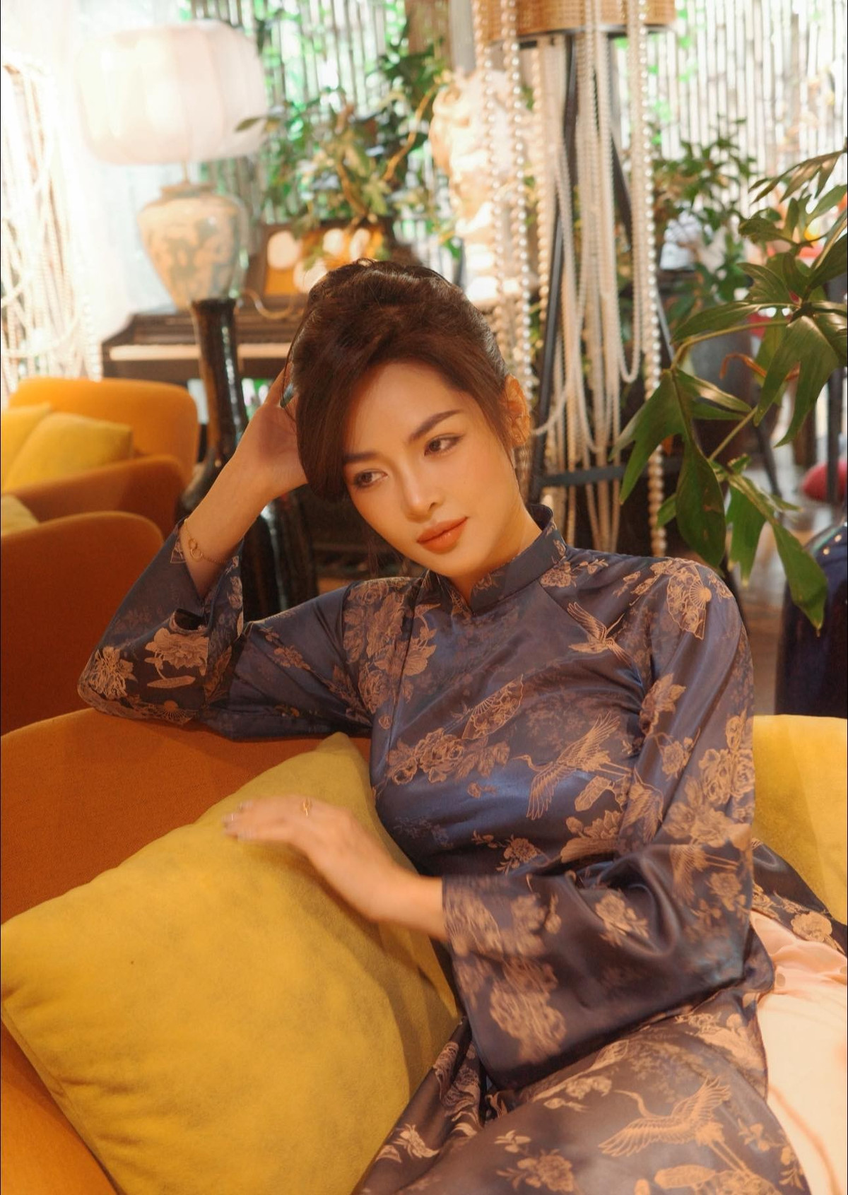 Thiết kế kín đáo, phom dáng mềm mại giúp tôn lên vóc dáng thanh thoát, đồng thời làm nổi bật gương mặt được xem là “thành quả” của loạt ca phẫu thuật thẩm mỹ trước đó của Thanh Quỳnh.