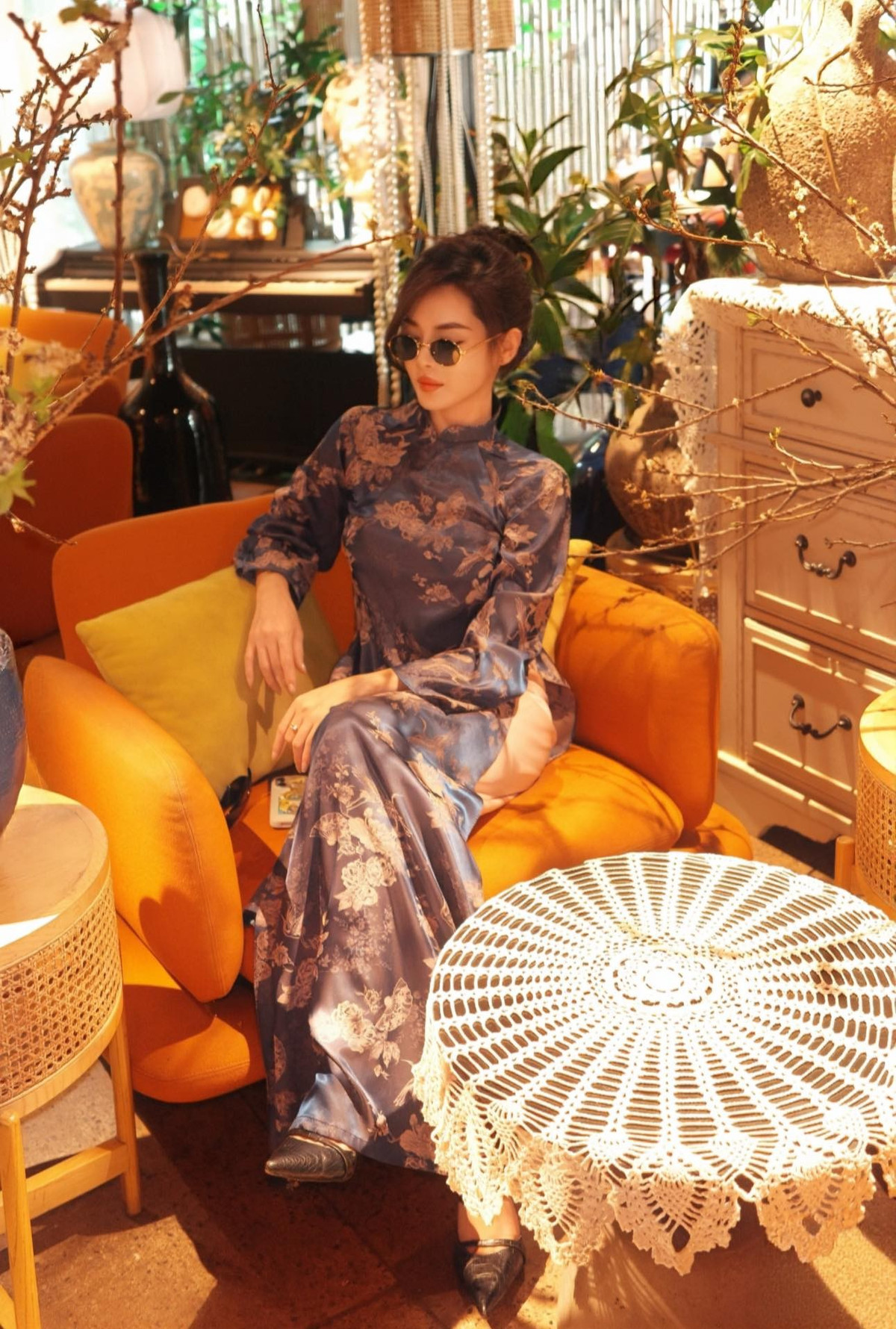 Làn da mịn màng cùng lối trang điểm nhẹ nhàng càng giúp 'hot girl phẫu thuật thẩm mỹ' ghi điểm với vẻ đẹp dịu dàng, nữ tính nhưng không kém phần sang trọng – rất phù hợp với không khí Tết truyền thống.