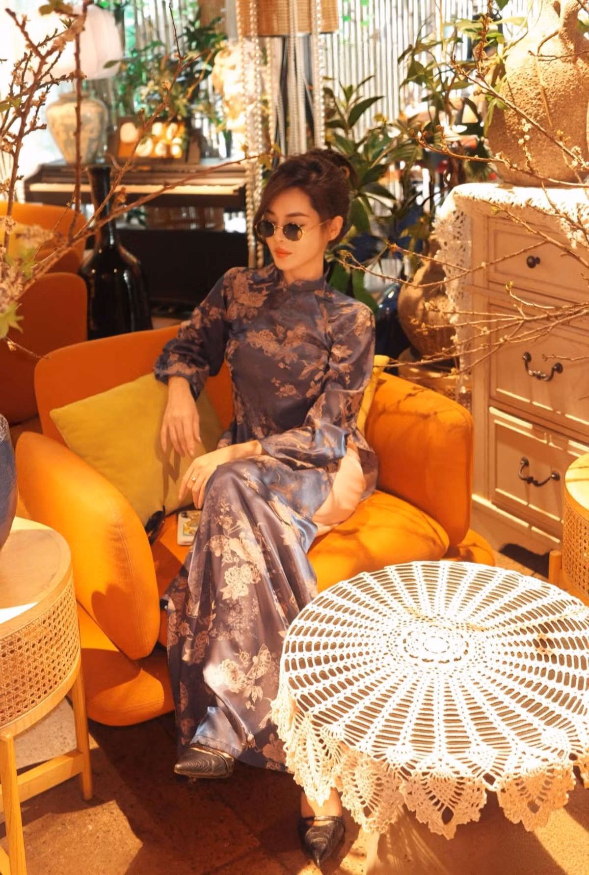 Làn da mịn màng cùng lối trang điểm nhẹ nhàng càng giúp 'hot girl phẫu thuật thẩm mỹ' ghi điểm với vẻ đẹp dịu dàng, nữ tính nhưng không kém phần sang trọng – rất phù hợp với không khí Tết truyền thống.